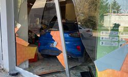 Eskişehir'de fren yerine gaza basa sürücü markete girdi