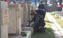 Eskişehir'de şehitliklerde temizlik ve çiçeklendirme çalışması yapıldı