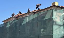 Eskişehir’de tadilat yapılan binanın çatısında güvenlik önlemsiz çalışma tepki çekti