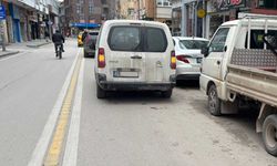 Eskişehir’de yol ortasına park tepkisi: Trafiği tek şeride düşürdüler