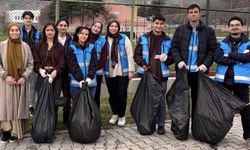 Eskişehir'in o ilçesinde üniversite okuyan gençler çevre temizliği yaptı