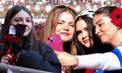 Eskişehirspor futbolcularından tribündeki kadın taraftarlara güzel jest