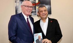 Kazım Kurt hayatını anlatan kitap Özgür Özel’e hediye edildi