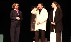 Ayşe Ünlüce, “Unutmak” oyununun galasında sanatseverlerle buluştu