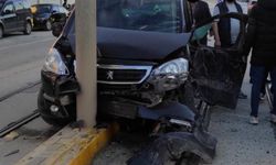 Eskişehir'de tramvay yoluna giren araç kaza yaptı; Seferler aksadı