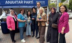 Anahtar Parti Eskişehir'de kadınlara çiçek dağıttı; Meral Öztürk açıklama yaptı