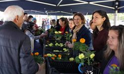Eskişehir'de mezarlıklarda ücretsiz çiçek dağıttılar