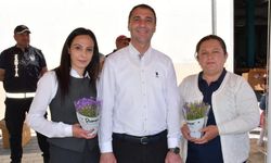 Eskişehir'in o ilçesinde kadınlara 1000 adet çiçek dağıtıldı