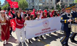 Eskişehir’de Gençlik Haftası yürüyüşü yoğun katılımla gerçekleştirildi