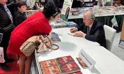 Yılmaz Büyükerşen’in imza gününde uzun kuyruklar oluştu