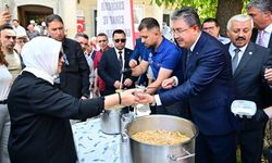 Eskişehir'de cuma namazı sonrası aşure dağıtıldı