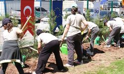 Eskişehir'de öğrenciler sebze fideleri ve meyve fidanlarını toprakla buluşturdu