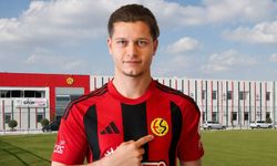 Eskişehirspor taraftarları kalmasını çok istiyordu; Yeni sözleşme imzalandı