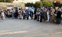 Eskişehir'de ücretsiz dondurma kuyruğu; Yüzlerce insan uzun süre beklemek zorunda kaldı