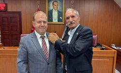 Meclis salonunda Ali Haydar Çelik'ten Baha Güngör'e rozet jesti