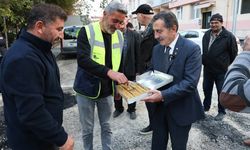 Ahmet Ataç asfalt çalışmalarını inceledi; İşçilere baklava da ikram etti