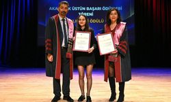 Anadolu Üniversitesi’nde Akademik Üstün Başarı Ödülleri sahiplerini buldu