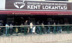 Eskişehir Kent Lokantası’nda 4 kap yemek için saatlerce sıra bekliyorlar
