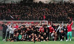Eskişehirspor taraftarları İzmir deplasmanında tribün şovu yaptı