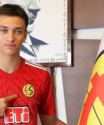 19 yaşındaki savunma oyuncusu Eskişehirspor'a imzayı attı