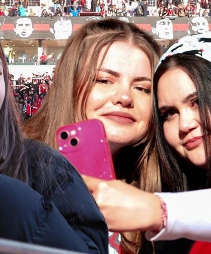 Eskişehirspor futbolcularından tribündeki kadın taraftarlara güzel jest