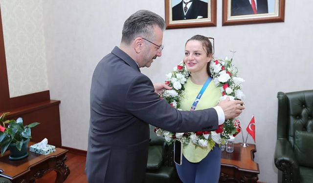 Eskişehir Valisi Hüseyin Aksoy, Sümeyye Boyacı'yı makamında ağırladı