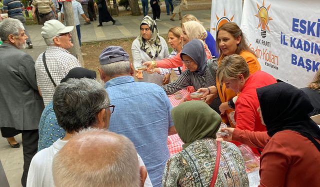 Eskişehir'de Peygamber Efendimizin doğumu vesilesiyle helva dağıtıldı