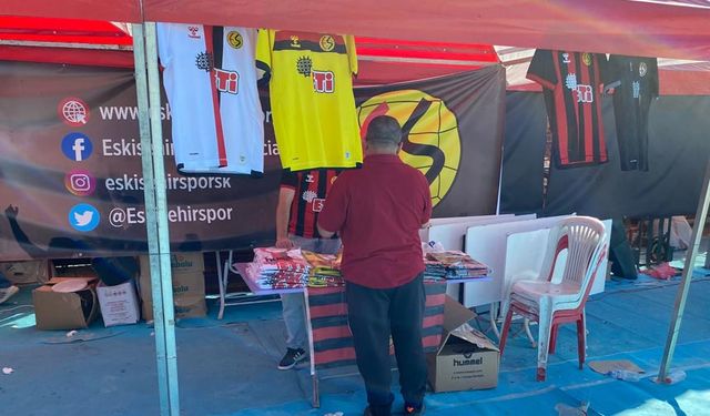 Eskişehirspor'a destek için düzenlenen festivalde lisanslı formalar satışta