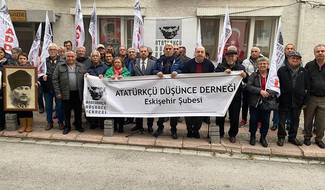 Eskişehir'de Atatürkçü Düşünce Derneği'nden teğmenlere tam destek