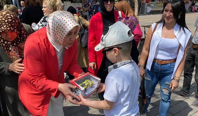 AK Parti Kadın Kollarından Eskişehir'de gönüllere dokunan hareket; Çocuklar çok mutlu oldu