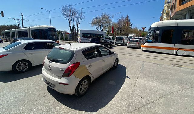 Eskişehir'de bu manzara her gün yaşanıyor; Tramvay seferleri zaman zaman aksıyor