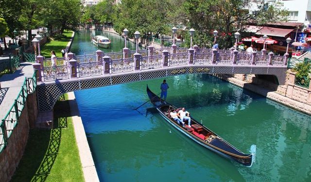 Eskişehir Porsuk Çayı turistlerin ilgisini çeken esbot ve gondol turlarının güncel fiyatları