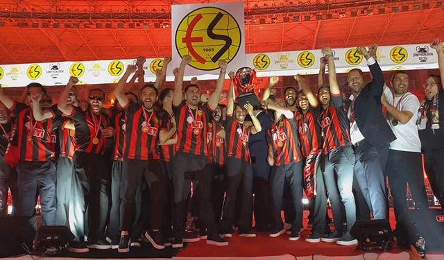 Eskişehirspor kupasına kavuştu; Coşku dolu bir gece yaşandı