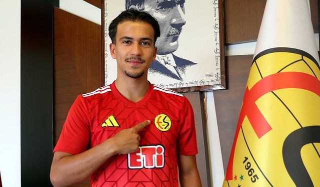 Yetenekli oyuncu Eskişehirspor'da profesyonel olarak forma giyecek
