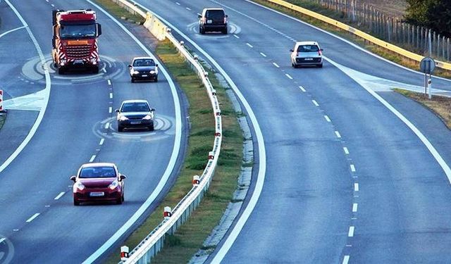 O ülkede çok konuşulacak karar; Emniyet şeridini kullanan sürücülere dev ceza!