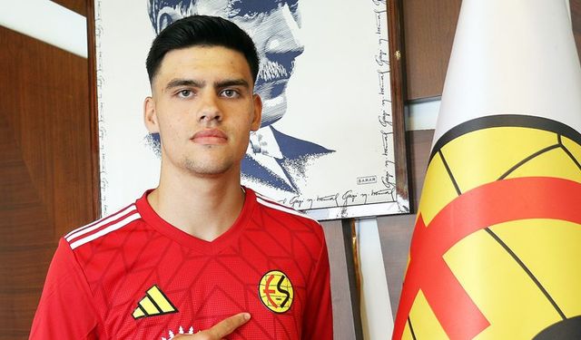 Eskişehirspor altyapısından yetişti, profesyonel oldu; Siyah kırmızılı formayı giymeye devam edecek