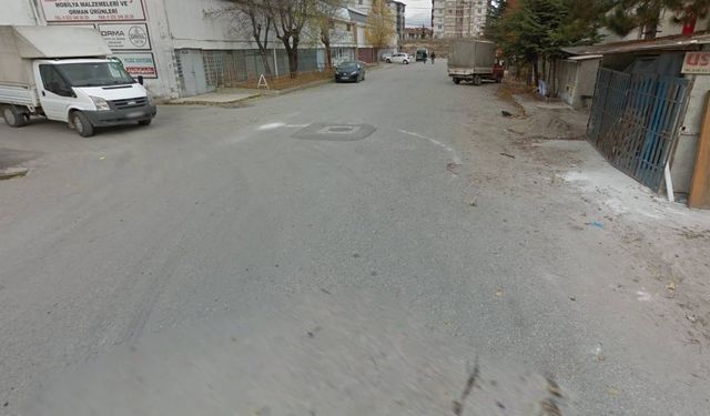 Eskişehir'de o cadde kanalizasyon hattı çalışmaları nedeniyle araç trafiğine kapatıldı