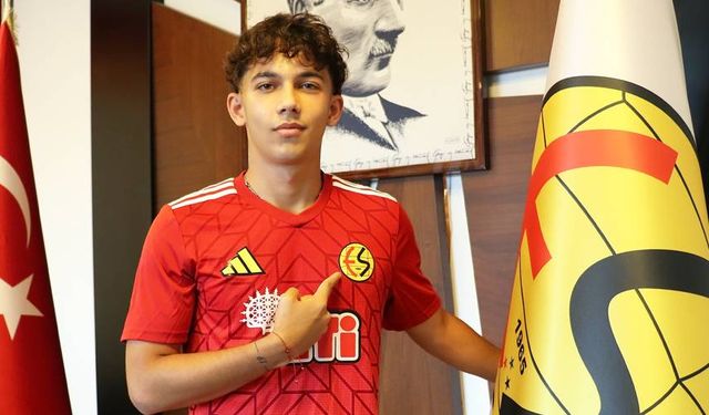 Eskişehirspor altyapısından yetişti; 3 yıllık profesyonel sözleşmeye imza attı