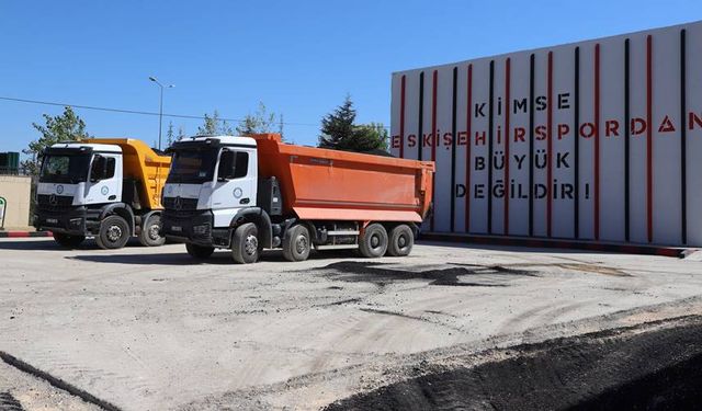 Eskişehirspor Vali Hanefi Demirkol Tesisleri’nde sıcak asfalt çalışması yapılıyor