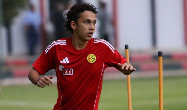 Galatasaray ve Samsunspor altyapılarında forma giymişti; Eskişehirspor ile sözleşme imzaladı