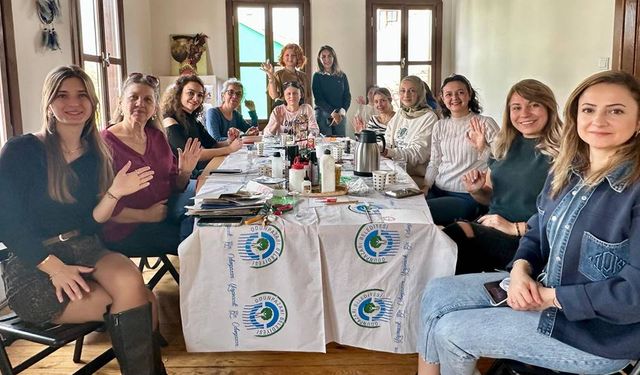 Eskişehir'de kadınlar geri dönüşüm malzemeleri ile küpe tasarladılar