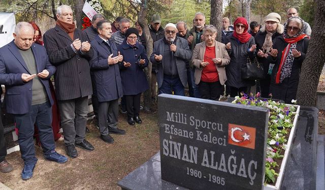 Eskişehirspor'un genç yaşta yaşamını yitiren milli kalecisi Sinan Alağaç anıldı