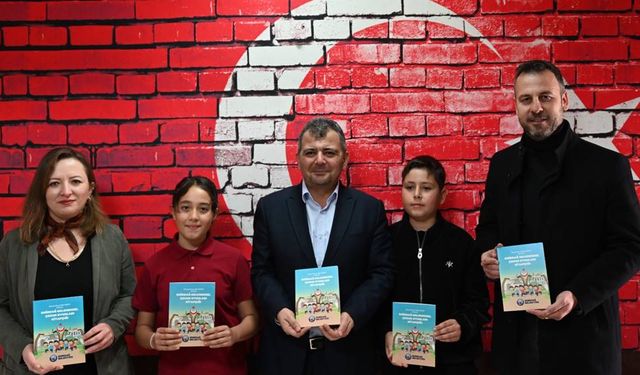 Emirdağ'da öğrencilerin beklediği kitapçık herkese tek tek teslim edildi