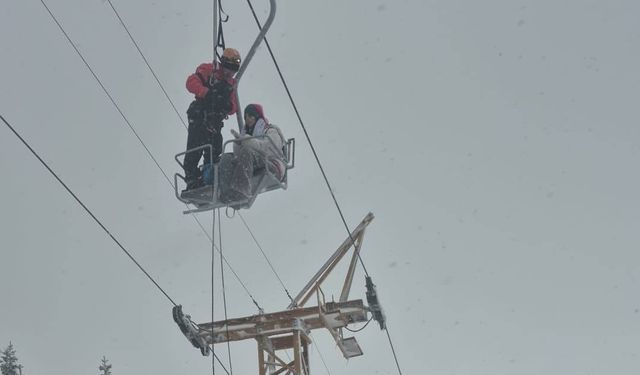 Bursa Uludağ’da telesiyejde mahsur kalan 51 kişi zamanla yarıştılar