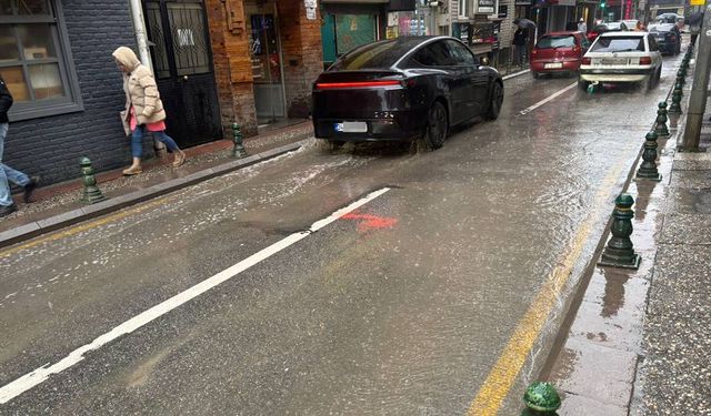 Eskişehir’de etkili olan sağanak yağmur zor anlar yaşattı