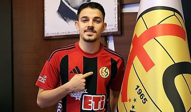 Yetenekli sağ bek oyuncusu Eskişehirspor'a imzayı attı