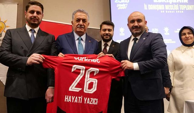 AK Parti Genel Başkan Yardımcısı Hayati Yazıcı’ya Eskişehirspor forması hediye ettiler