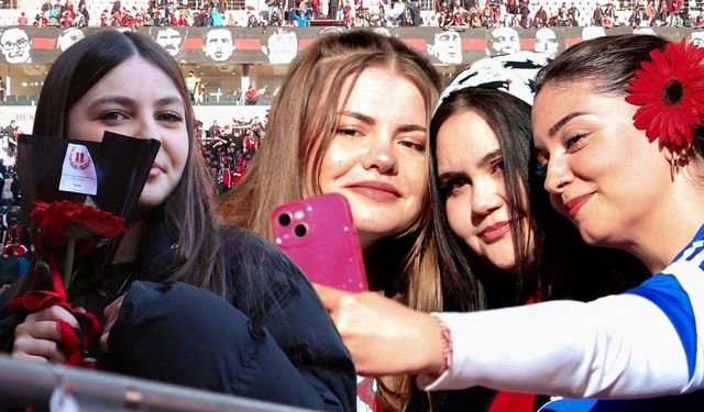 Eskişehirspor futbolcularından tribündeki kadın taraftarlara güzel jest