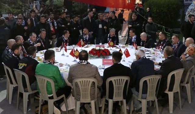 Eskişehirspor iftar programında protokol ve taraftarlar bir araya geldi