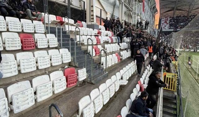 Eskişehirspor taraftarları stadyumu terk etti; Hasan Karabacak açıklama yaptı